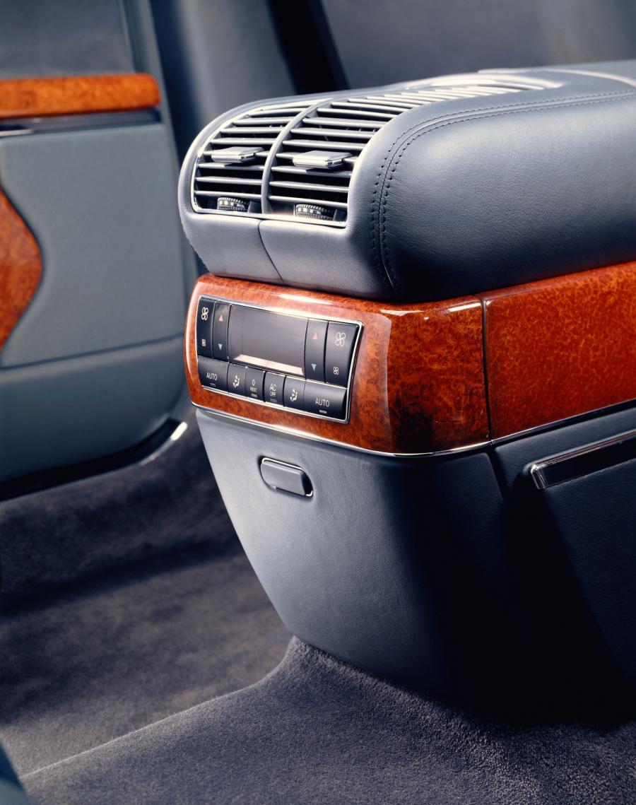 Детали интерьера Maybach 62 (V240) 2002 года  (фото 83 из 248)